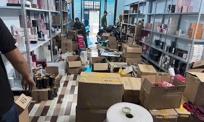 Triệt phá đường dây mỹ phẩm giả khủng tại TP.HCM: Hơn 10.000 chai nước hoa “hàng hiệu” tuồn ra thị trường