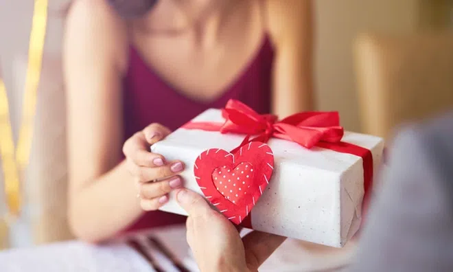 Tôi từng nghĩ mình là người duy nhất nhận 14,2 triệu ngày Valentine, cho đến khi nhìn thấy lịch sử chuyển tiền của chồng
