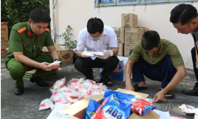 Triệt xóa đường dây sản xuất nước mắm, bột ngọt, bột nêm giả tại TP.HCM: Hàng giả từ “công xưởng” được tuồn đi đâu?