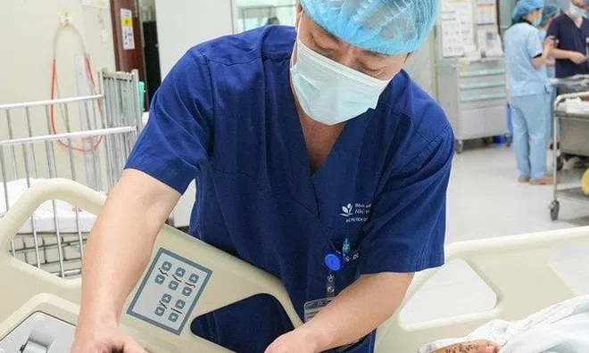Vật giống “bóng đèn lạ” phát nổ, bé trai 9 tuổi đối mặt "tử thần"