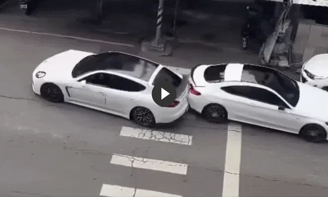 Hai xe sang Porsche – Mercedes "húc nhau" giữa phố, kết thúc bằng màn ẩu đả như phim hành động