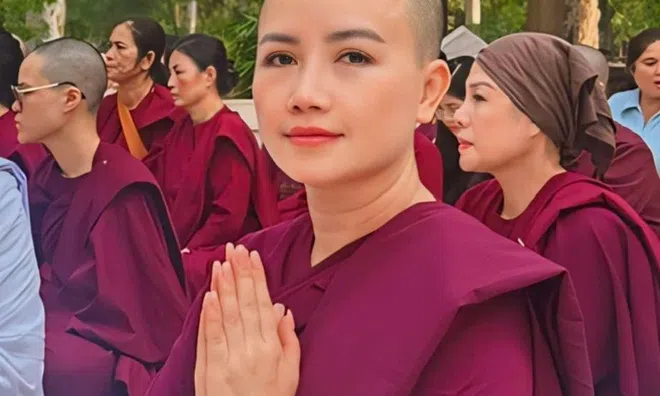 “Cô Xuyến” của Về nhà đi con bất ngờ xuống tóc xuất gia gieo duyên tại Ấn Độ