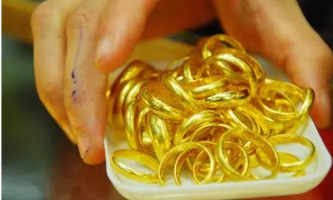 Giấu vàng trong hũ nhựa dưới chân cầu thang, vợ mượn đi đám cưới mới tá hỏa vàng gần 1,5 tỷ “không cánh mà bay”