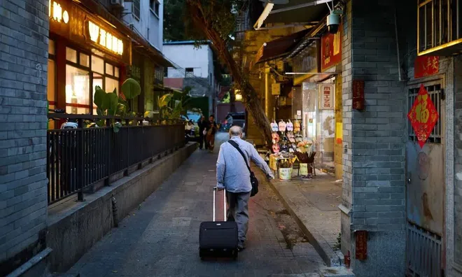 Cụ ông 92 tuổi kéo vali bán sách suốt 20 năm, phía sau là câu chuyện khiến nhiều người rơi nước mắt
