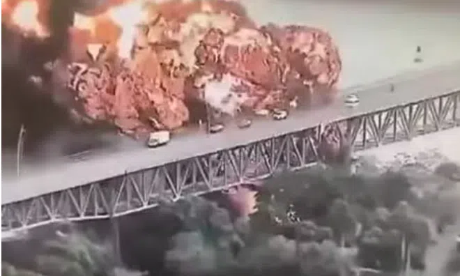 Khoảnh khắc cầu Bridge of the Americas chìm trong biển lửa khiến ai cũng sợ hãi