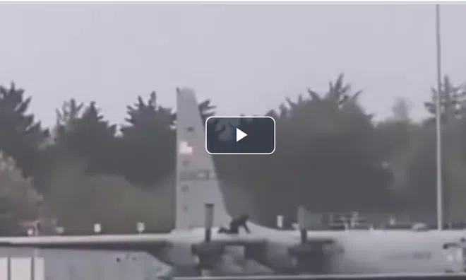 Clip: Người đàn ông cầm rìu bổ liên tục xuống máy bay quân sự Mỹ ở Ireland