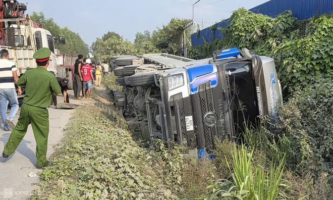 Nỗ lực cứu bất thành, nữ tài xế xe ô tô 4 chỗ tử vong sau khi bị xe ben đè