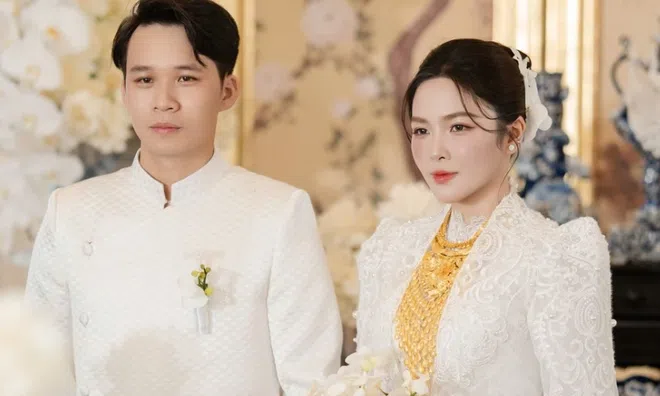 Choáng ngợp đám cưới xa hoa ở miền Tây: Khảm vàng, gốm sứ phủ kín không gian