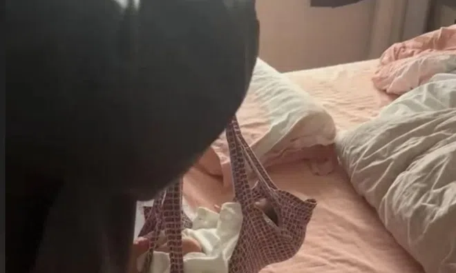 Video gây sốc ở Nam Kinh: Bé sơ sinh rơi khỏi cân khi thăm khám, bị quả cân rơi trúng