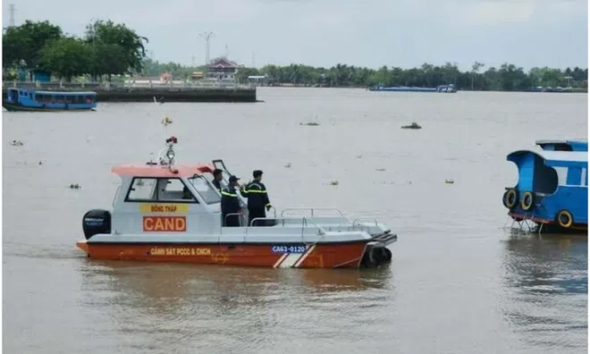 Hai người rơi xuống sông sau tiệc sinh nhật trên tàu, mất tích trong đêm