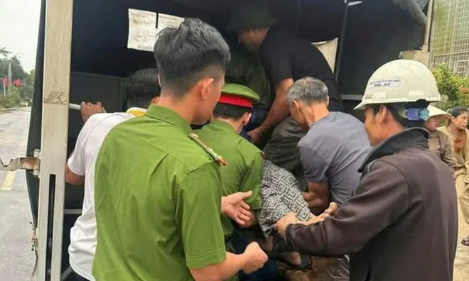 Ngã xe trong mưa lớn, người phụ nữ được công an và người dân đưa đi cấp cứu kịp thời