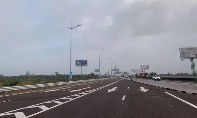 Dừng xe trên cao tốc đi vệ sinh, người đàn ông bị tông tử vong