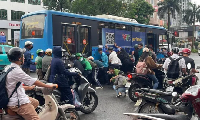 Người phụ nữ bị kẹt dưới gầm xe buýt sau va chạm giao thông: Tình hình sức khỏe hiện tại