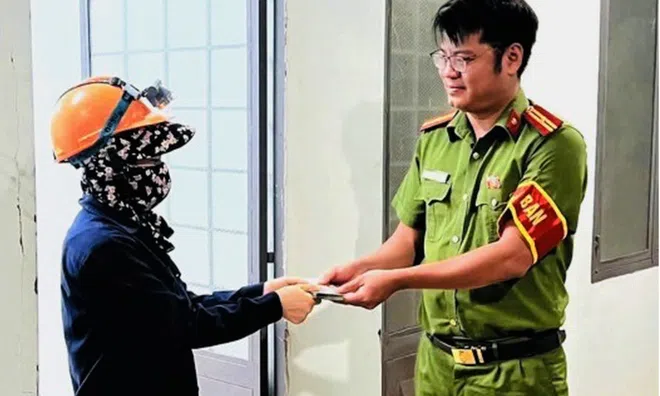 Gia Lai: Nữ công nhân nhặt xấp tiền lớn khi đang quét rác