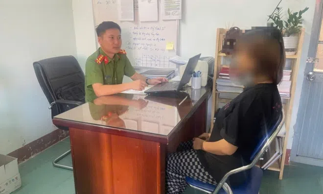 Đắk Lắk: Phẫn nộ thiếu nữ 15 tuổi sinh con trong nhà vệ sinh, nhét giấy vào miệng con rồi giấu sau bồn cầu