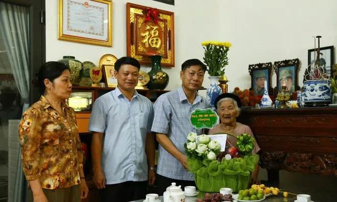 Xã Chương Dương (Hà Nội): Thăm, tặng quà người có công nhân kỷ niệm 79 năm Ngày Thương binh - Liệt sĩ