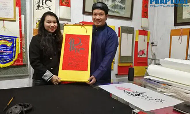 Năm mới, nghe ông đồ 8X chia sẻ chuyện gìn giữ tục lệ cho chữ đầu năm