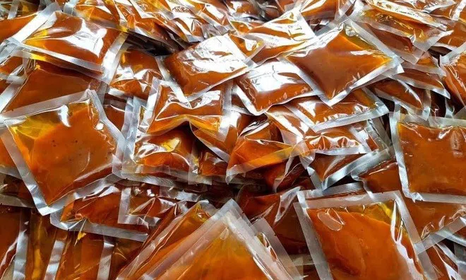 Giãn cách mùa dịch, nước cốt phở bò giá rẻ đắt khách: Lựa chọn thông minh hay nguy cơ tiềm ẩn?