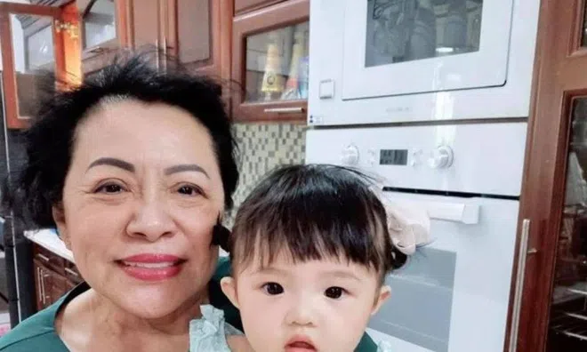 Đông Nhi khoe ảnh ái nữ như 'copy & paste' của mẹ chồng giàu có quyền lực, Ông Cao Thắng ngậm ngùi vào chốt hạ 1 câu