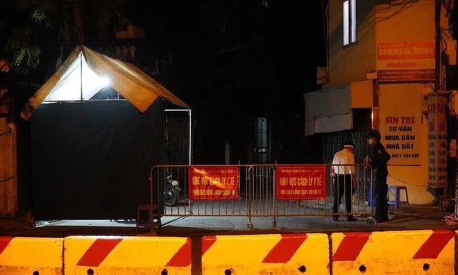Xuyên đêm phong tỏa con ngõ tại Hà Nội có 20 trường hợp F0