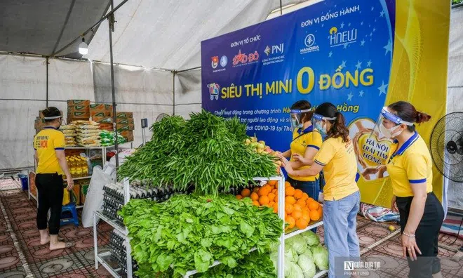 Hà Nội: Ấm áp “siêu thị mini 0 đồng” hỗ trợ những người khó khăn