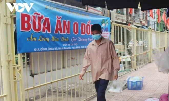 Người lao động, sinh viên nghèo mắc kẹt ở Hà Nội xúc động khi nhận những suất cơm 0 đồng