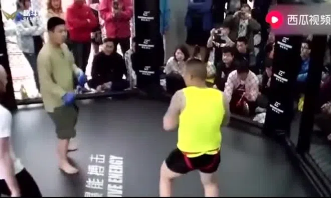 Video: Chủ động thách đấu HLV kickboxing, môn đồ Thái Cực Quyền bị đánh te tua
