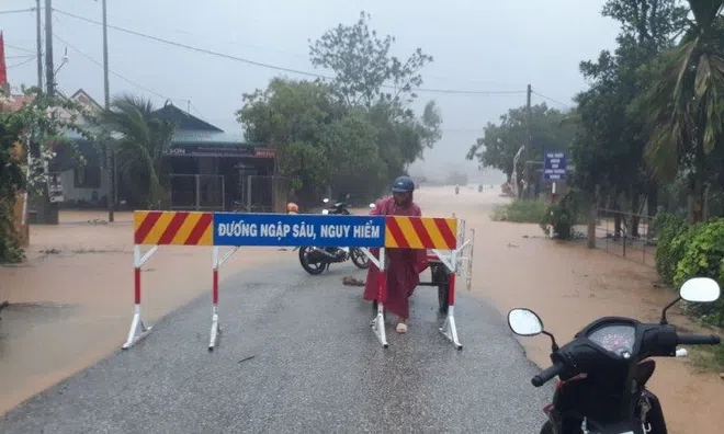 Thừa Thiên - Huế: Vượt mưa lũ lấy mẫu xét nghiệm Covid-19 trong đêm