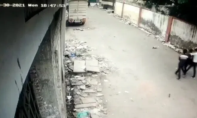 Clip: Bức tường bất ngờ đổ sập, suýt đè trúng 3 người đàn ông