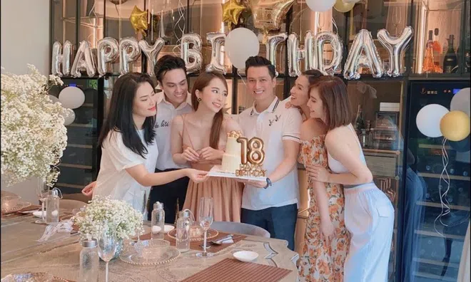 Sánh đôi cùng Việt Anh, Quỳnh Nga loay hoay che ngực sợ lộ hàng