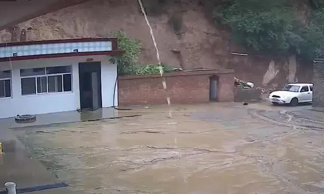 Clip: Lở đất kinh hoàng, 2 người đàn ông chạy thoát trong gang tấc