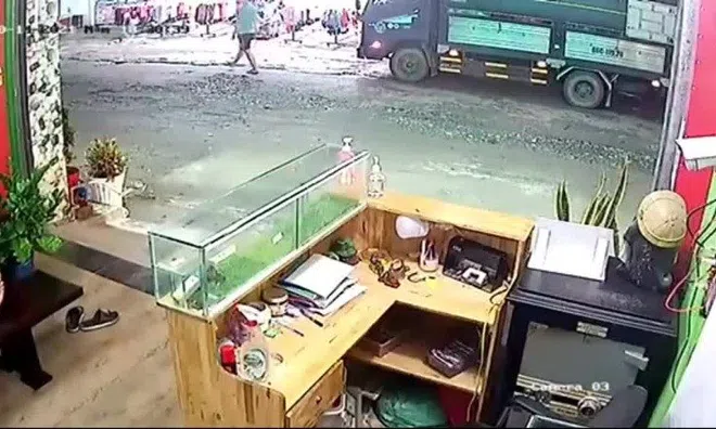 Trộm lẻn lên ca bin xe tải cuỗm 350 triệu đồng: Camera ghi lại gì?