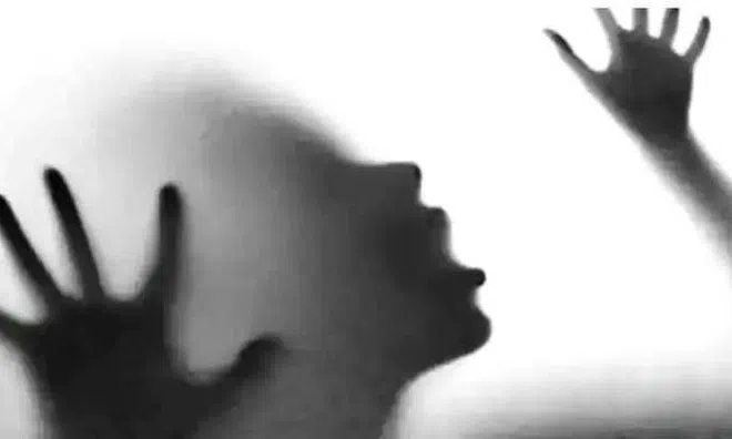 Án Nước ngoài-Luật Việt Nam: Ép người ngoại tình khỏa thân diễu phố có thể phạm nhiều tội
