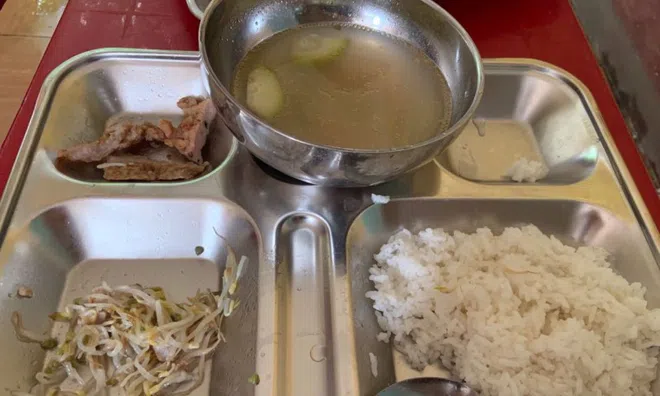 Vụ suất ăn bán trú của học sinh bị phản ánh "không đủ dinh dưỡng": Đại diện trường nói gì?