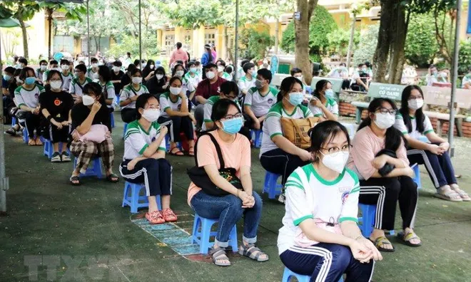Hình ảnh gần 1.500 học sinh đầu tiên được tiêm vaccine ngừa Covid-19 ở TPHCM