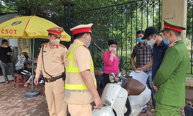 Hà Nội: Hàng loạt phụ nữ "đầu trần" hốt hoảng phi xe máy vào ngõ cụt khi gặp cảnh sát 141