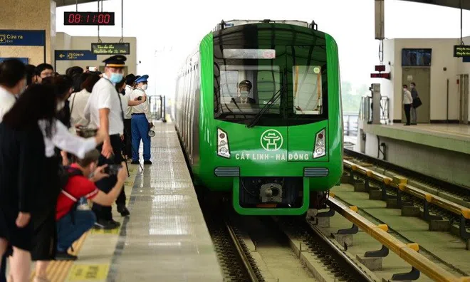 Gần 26.000 khách đi tàu điện Cát Linh - Hà Đông trong ngày đầu mở cửa