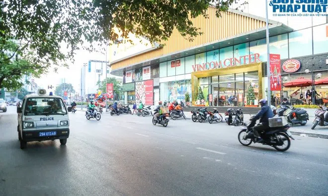 Quận Đống Đa: Lực lượng chức năng nhắc nhở, quán cafe “nháo nhác” mời khách ra về