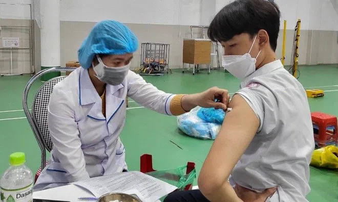 Nam sinh lớp 11 tiêm liên tiếp 2 mũi vaccine ngừa COVID-19 trong vòng 10 phút