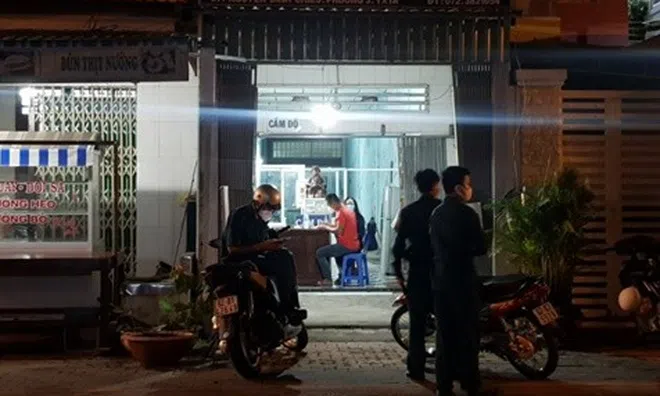 Cướp xông vào tiệm cầm đồ đâm bị thương con gái chủ nhà, cố thủ khi cảnh sát vây bắt