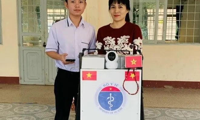 Nam sinh sáng chế robot, thay nhân viên y tế chăm sóc bệnh nhân mắc COVID-19