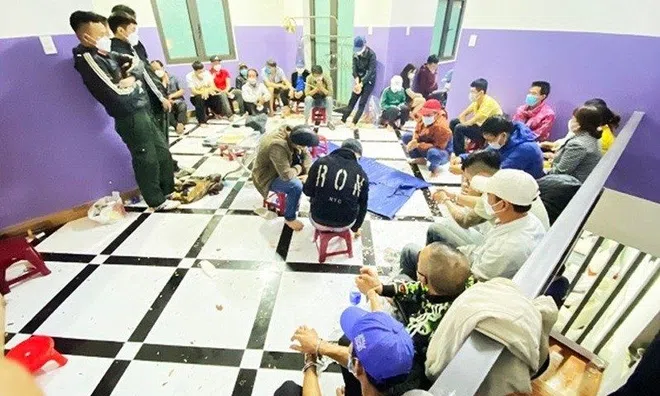 Quảng Nam: Bị vây bắt, con bạc "phi thân" từ tầng 2 xuống đất hòng trốn thoát