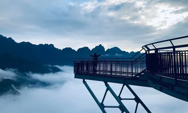 Vụ cầu kính cao nhất Việt Nam bị nứt: Yêu cầu thay thế trong 10 ngày