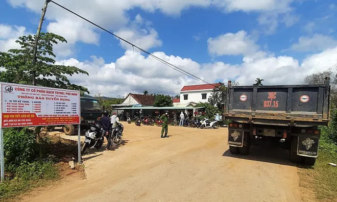 Giám đốc công ty đánh công nhân, "nổ" quen tướng Công an