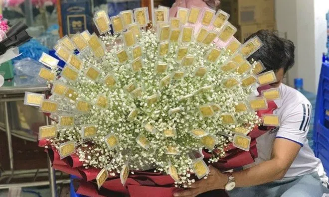 Choáng với bó hoa đính 100 lượng vàng đại gia Cần Thơ tặng vợ ngày 8/3