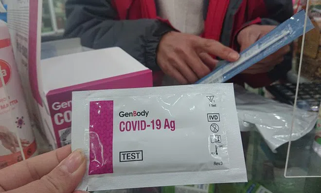 Giá kit xét nghiệm COVID-19 ở Hà Nội bắt đầu "hạ nhiệt"