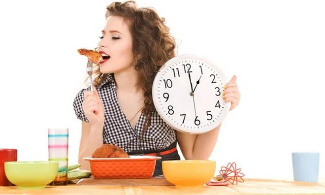 3 "khung giờ vàng" để chị em vô tư ăn uống mà không lo béo phì