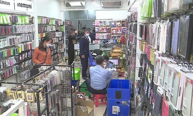 Hà Nội: Triệt phá cơ sơ gia công, biến sạc điện thoại rởm thành hàng chính hãng