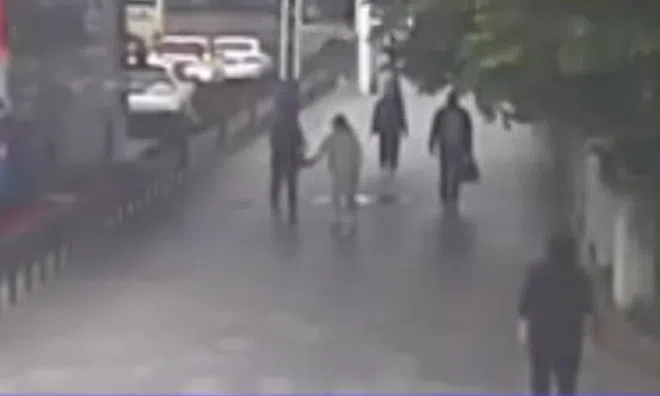 Video: Bị sàm sỡ, cô gái tung "liên hoàn cước" vào người kẻ biến thái giữa phố