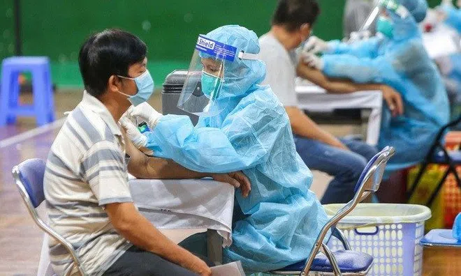 TP.HCM: Người dân không tiêm vaccine ngừa COVID-19 mũi 3,4 phải ký cam kết